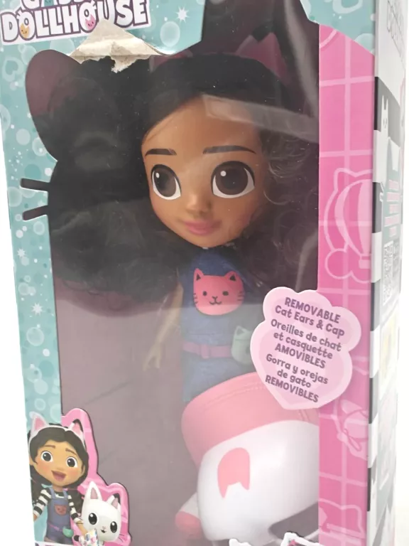 KOCI DOMEK GABI GABBY'S DOLLHOUSE LALKA W PODRÓŻY