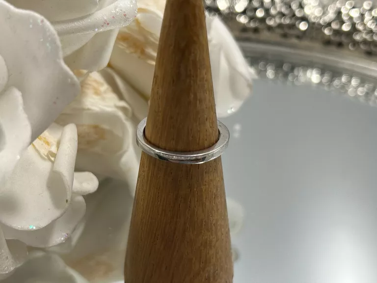 ŚLICZNY SREBRNY PIERŚCIONEK 2,35 G 925