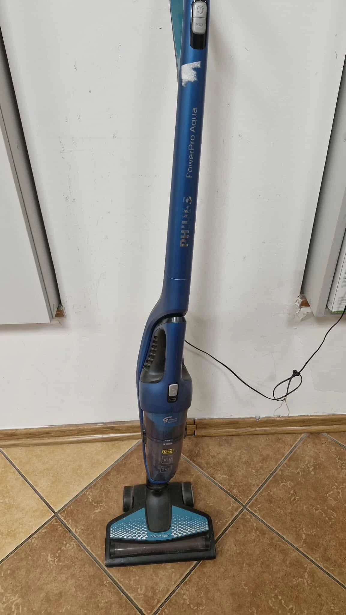 odkurzacz-pionowy-philips-powerpro-aqua-3w1-czas-ladowania-300