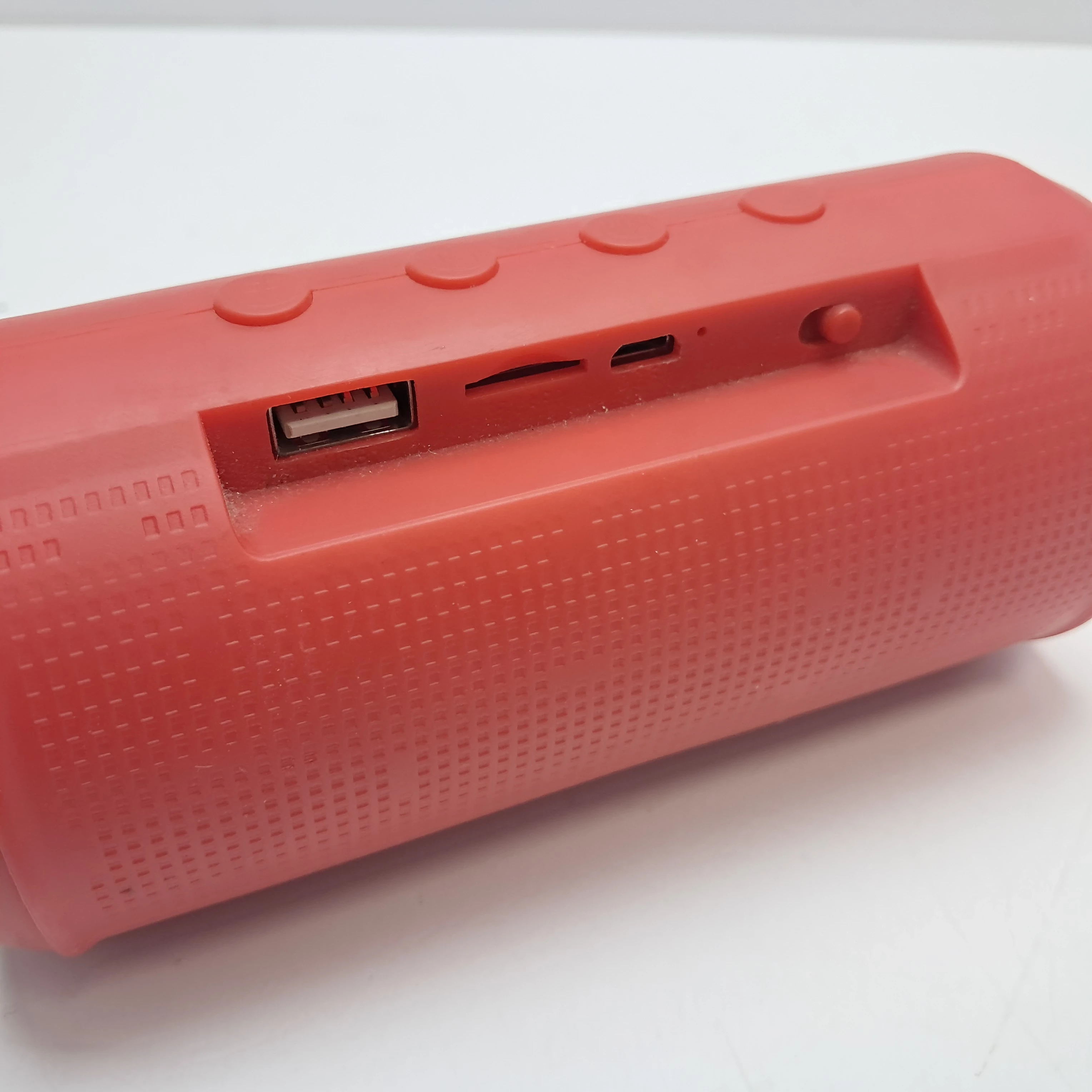 glosnik-bezprzewodowy-czerwony-marka-207898-1771527