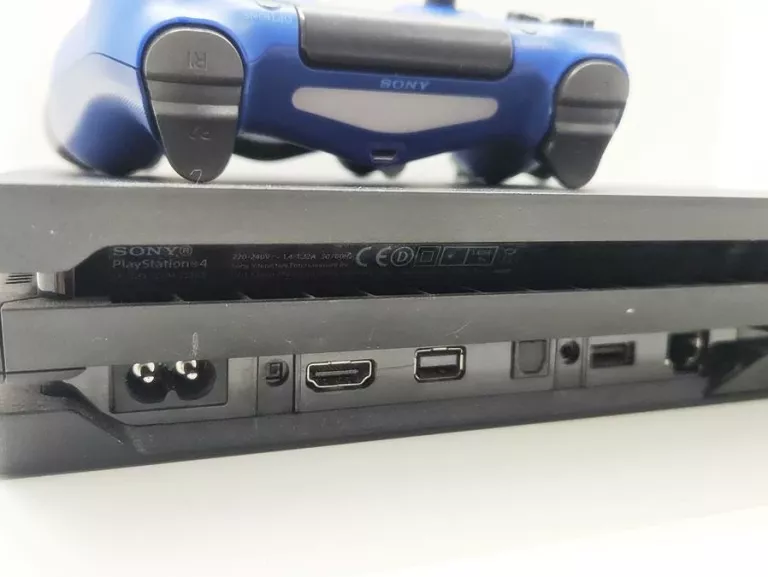 KONSOLA PS4 PRO CUH-7216B+2X PAD+KABEL ZASILAJĄCY