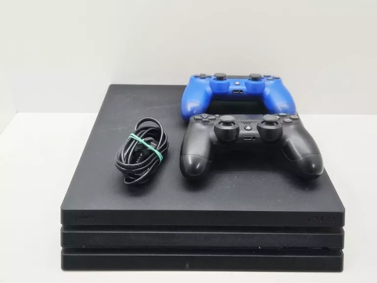 KONSOLA PS4 PRO CUH-7216B+2X PAD+KABEL ZASILAJĄCY