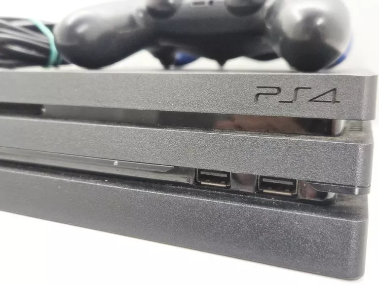 KONSOLA PS4 PRO CUH-7216B+2X PAD+KABEL ZASILAJĄCY