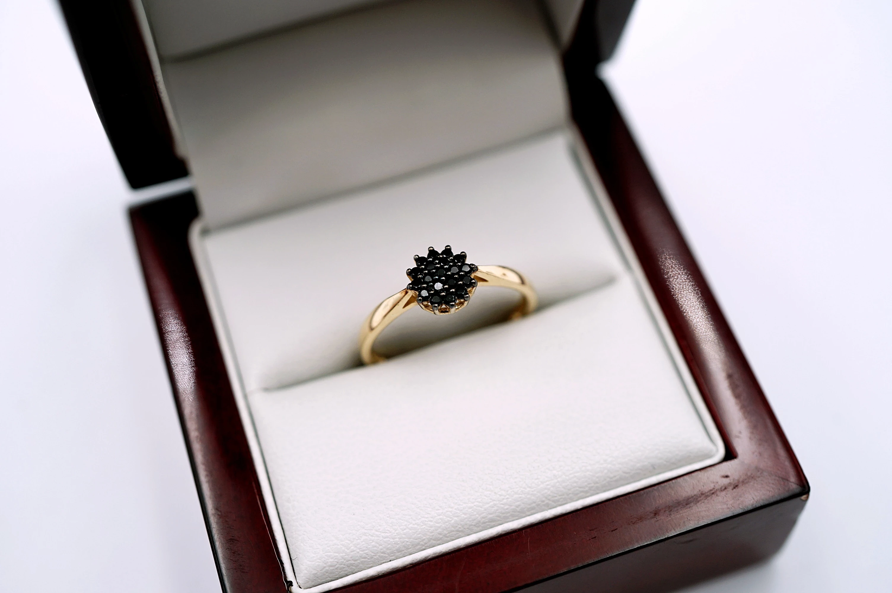 uroczy-zloty-pierscionek-czarny-kwiat-p585-14k-r16-stan-11323-2
