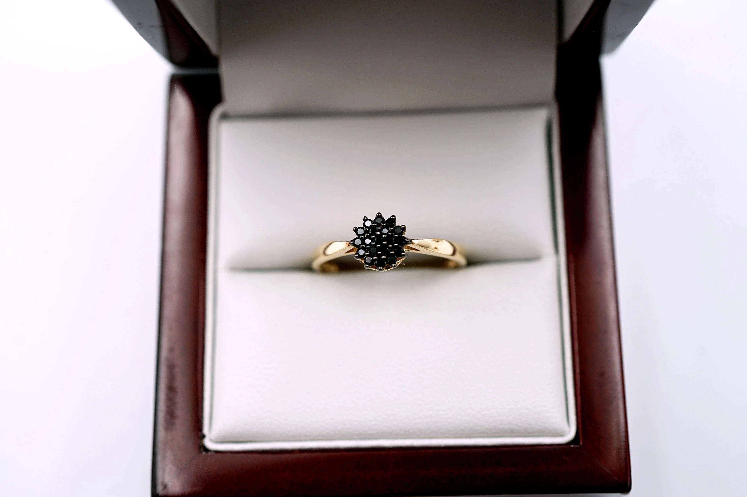 uroczy-zloty-pierscionek-czarny-kwiat-p585-14k-r16-garbary-53-poznan