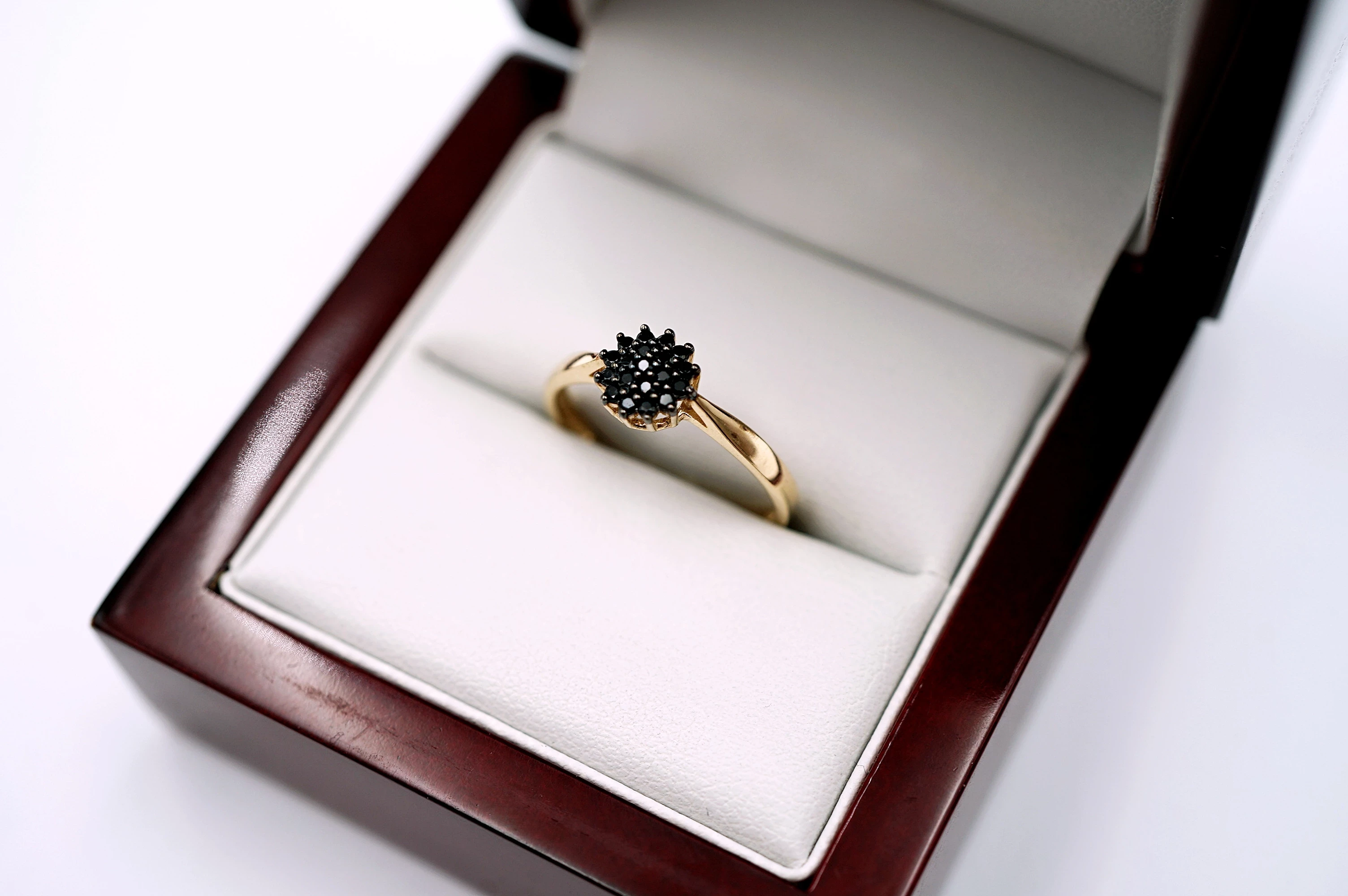 uroczy-zloty-pierscionek-czarny-kwiat-p585-14k-r16-marka-226434-1704211