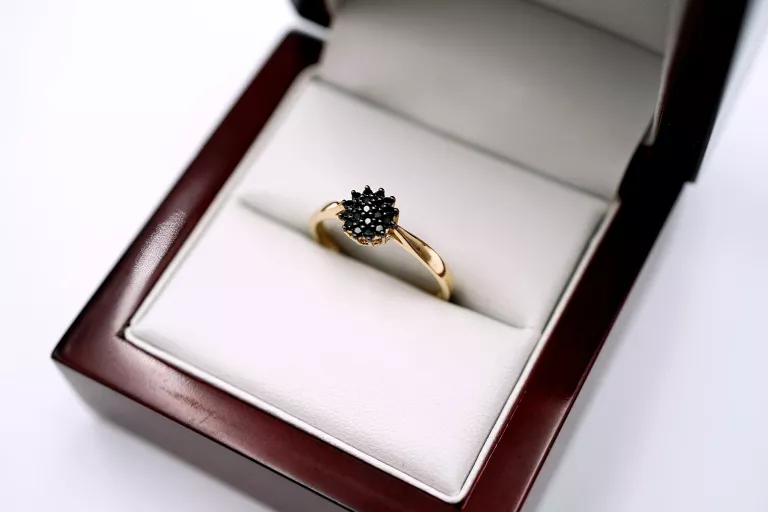 uroczy-zloty-pierscionek-czarny-kwiat-p585-14k-r16-marka-226434-1704211