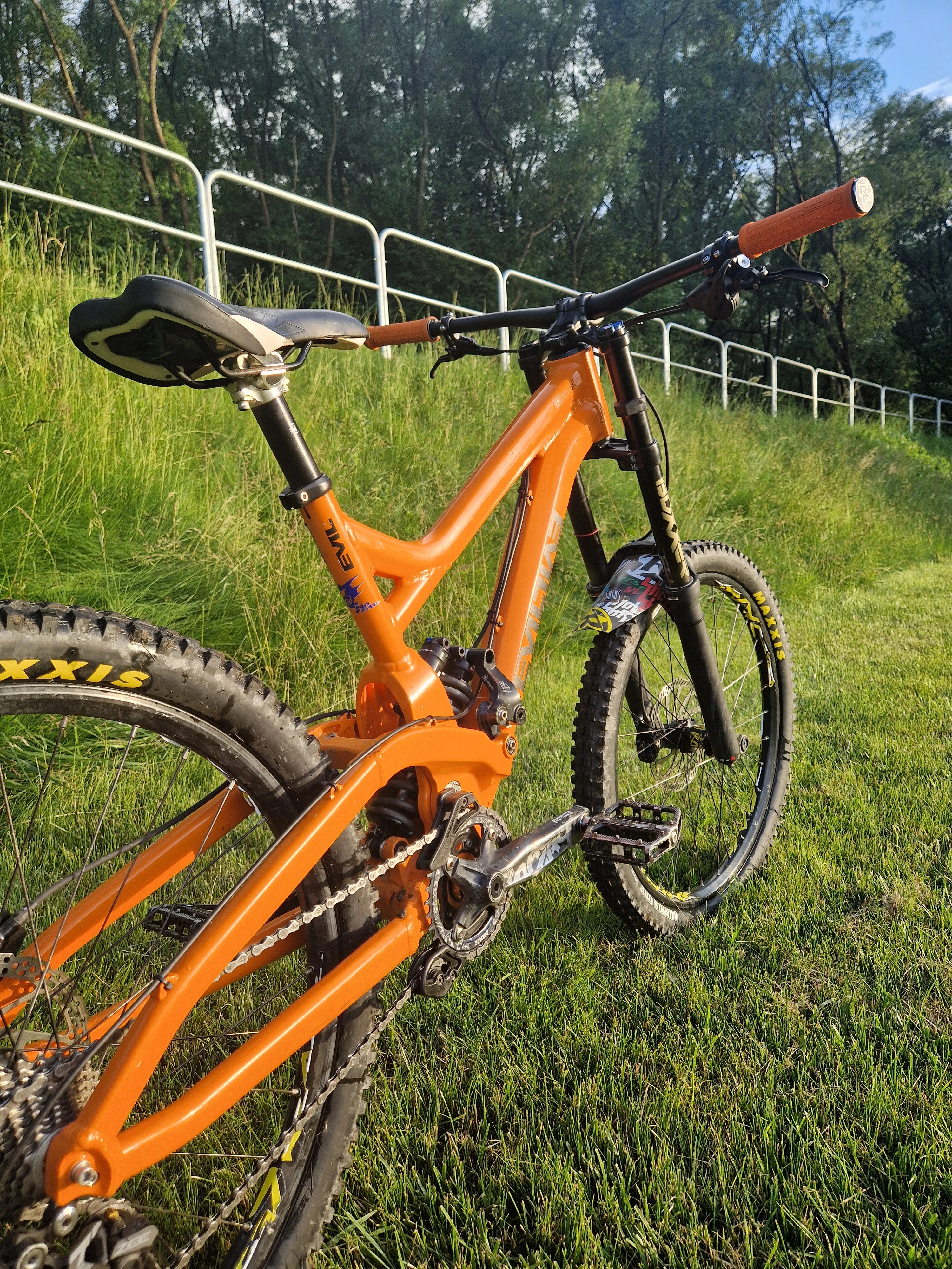 rower-evil-revolt-rama-m-shimano-zee-cura-rock-shox-vivid-boxer-liczba-biegow-25