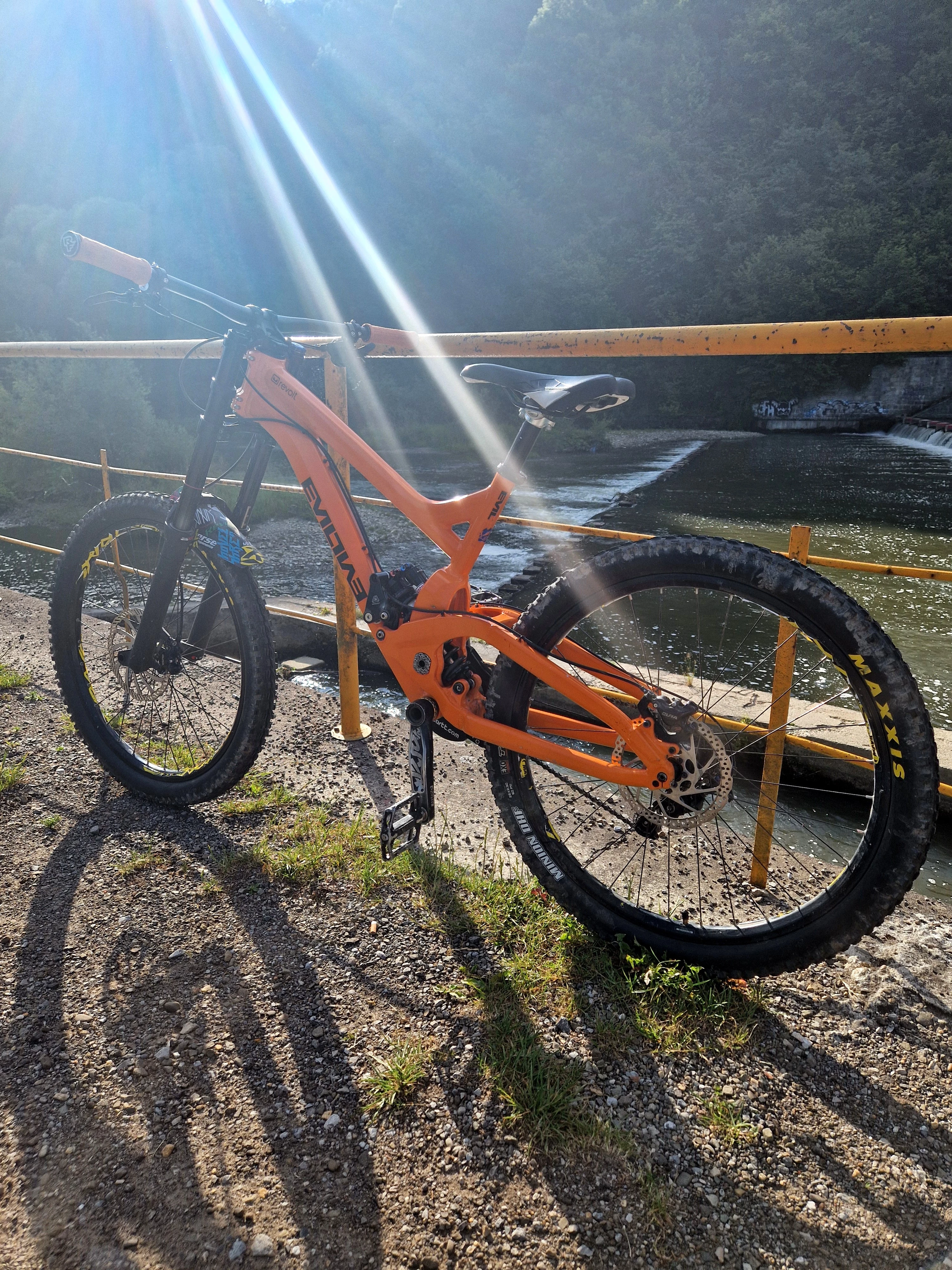 rower-evil-revolt-rama-m-shimano-zee-cura-rock-shox-vivid-boxer-material-ramy-179-1