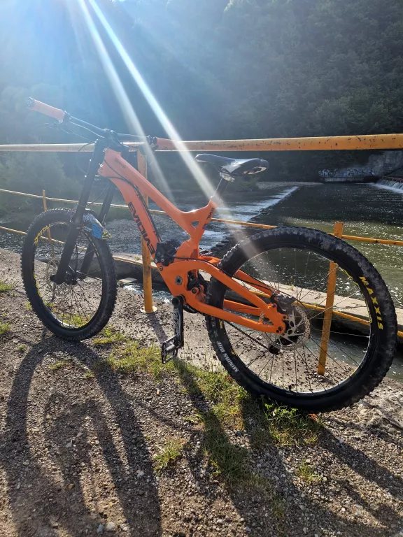 rower-evil-revolt-rama-m-shimano-zee-cura-rock-shox-vivid-boxer-material-ramy-179-1