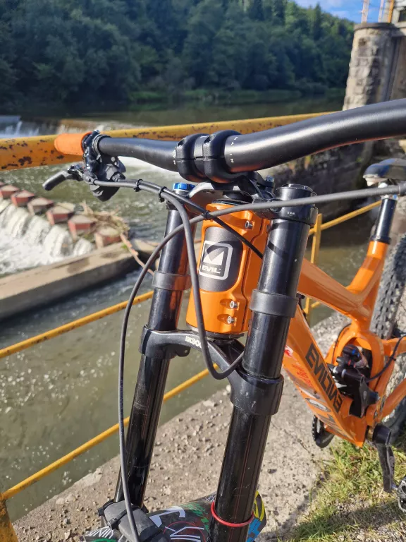 rower-evil-revolt-rama-m-shimano-zee-cura-rock-shox-vivid-boxer-plec-130411-1030181