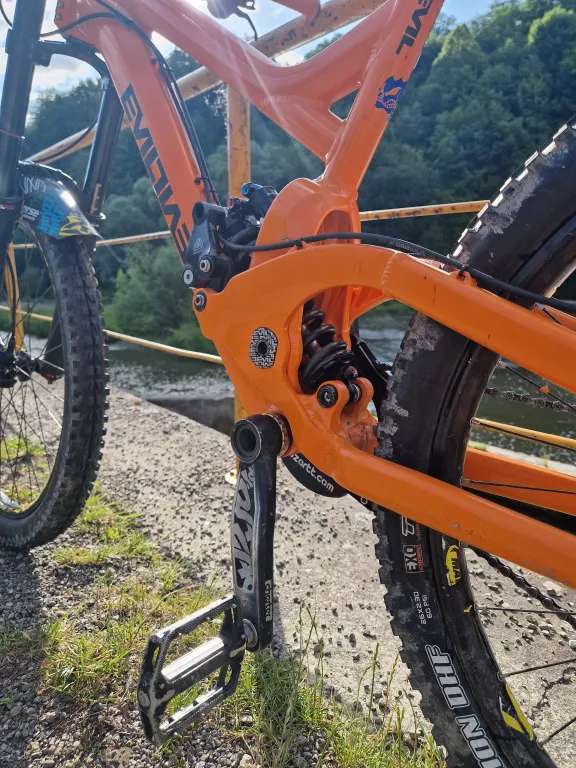 rower-evil-revolt-rama-m-shimano-zee-cura-rock-shox-vivid-boxer-amortyzacja-129291-2