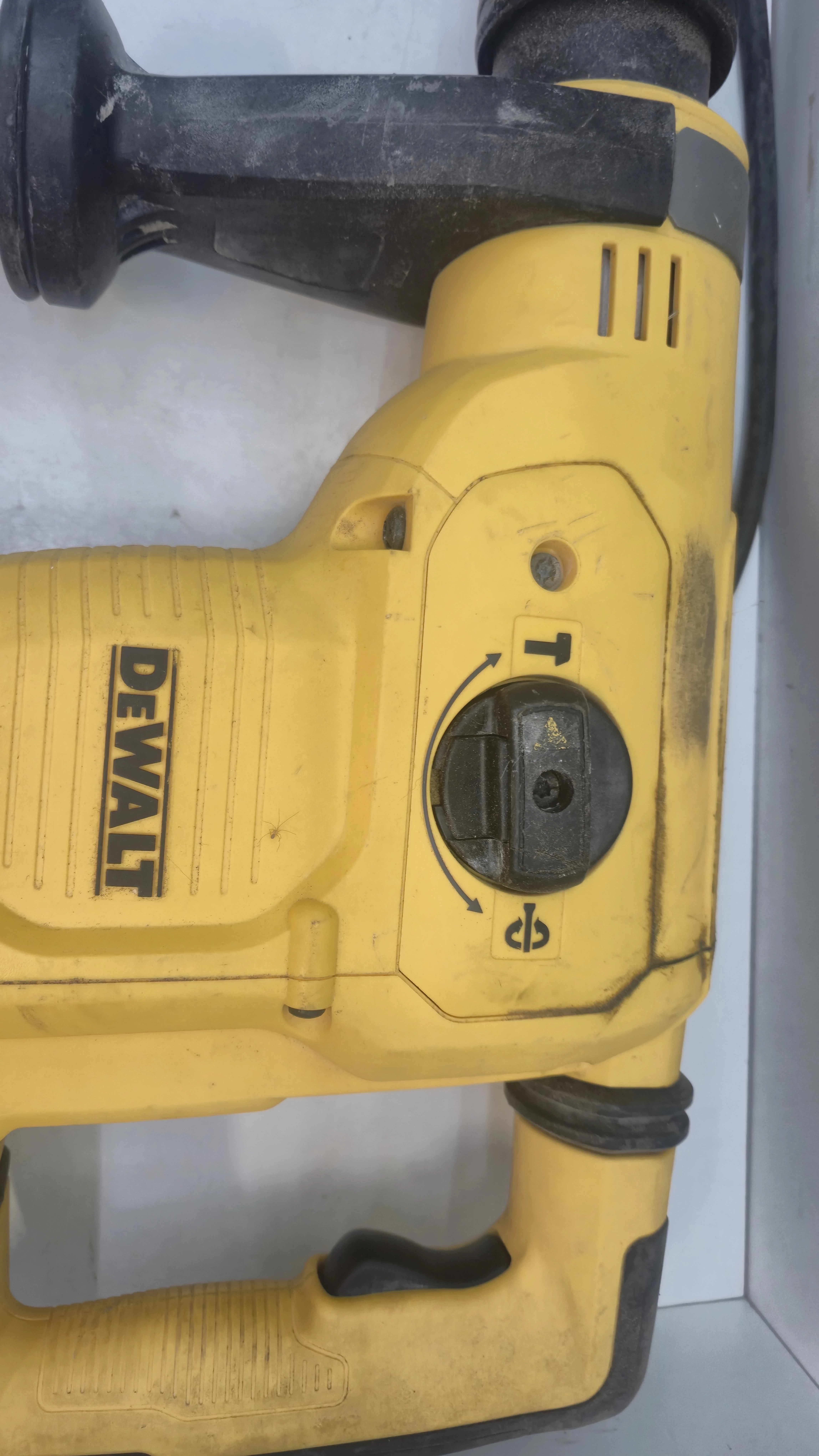 mlotowiertarka-dewalt-d25810-qs-marka-128608-5