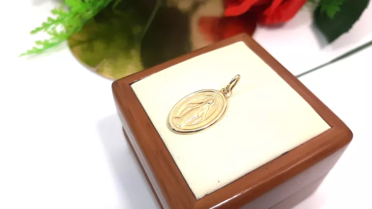 ZŁOTY MEDALIK MATKA BOSKA 2,47 G 585