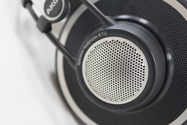 SŁUCHAWKI PÓŁOTWARTE AKG K702