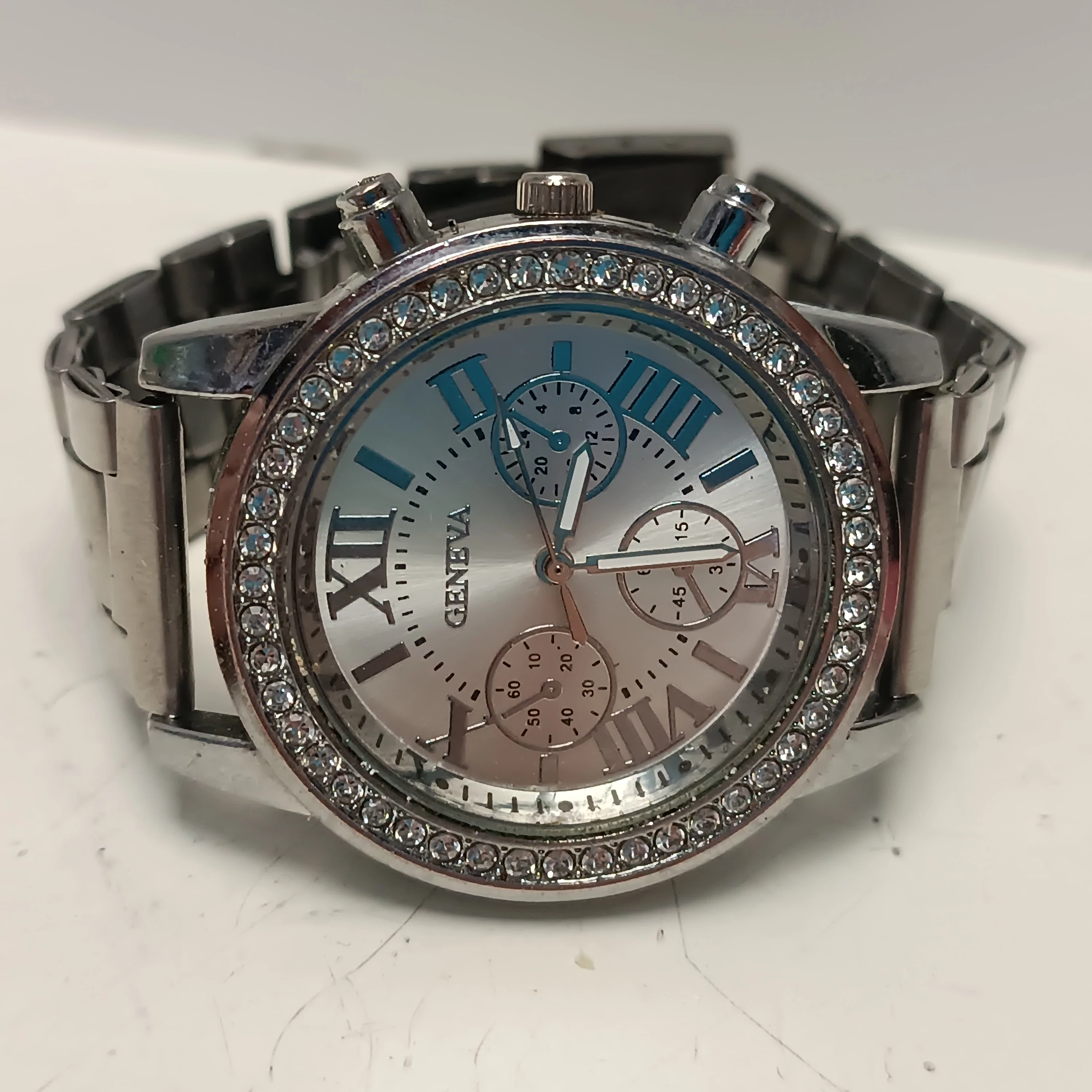 zegarek-geneviia-osiedle-teatralne-3u15-krakow