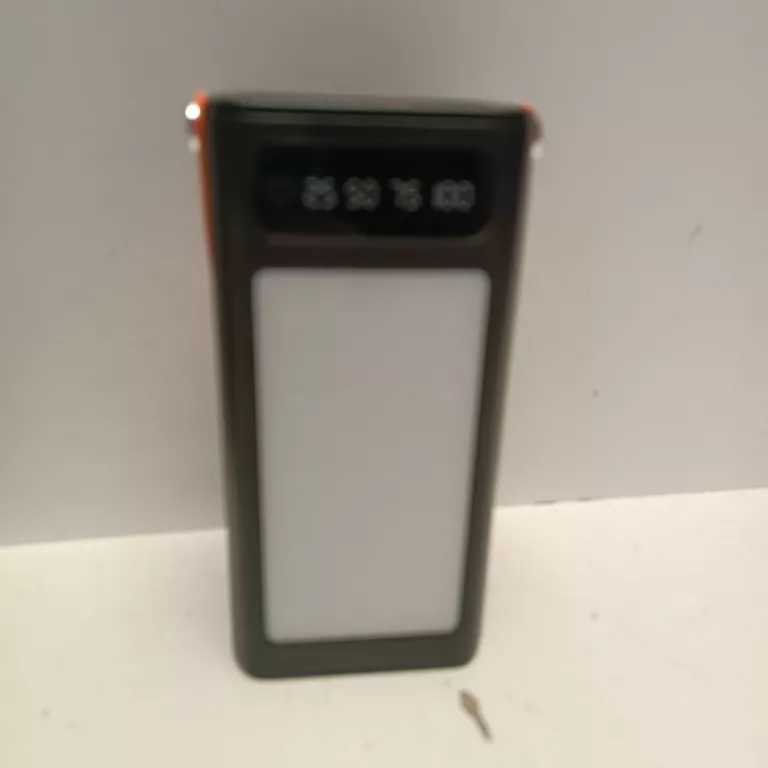POWERBANK 30000MAH WILDTREK Z LATARKĄ
