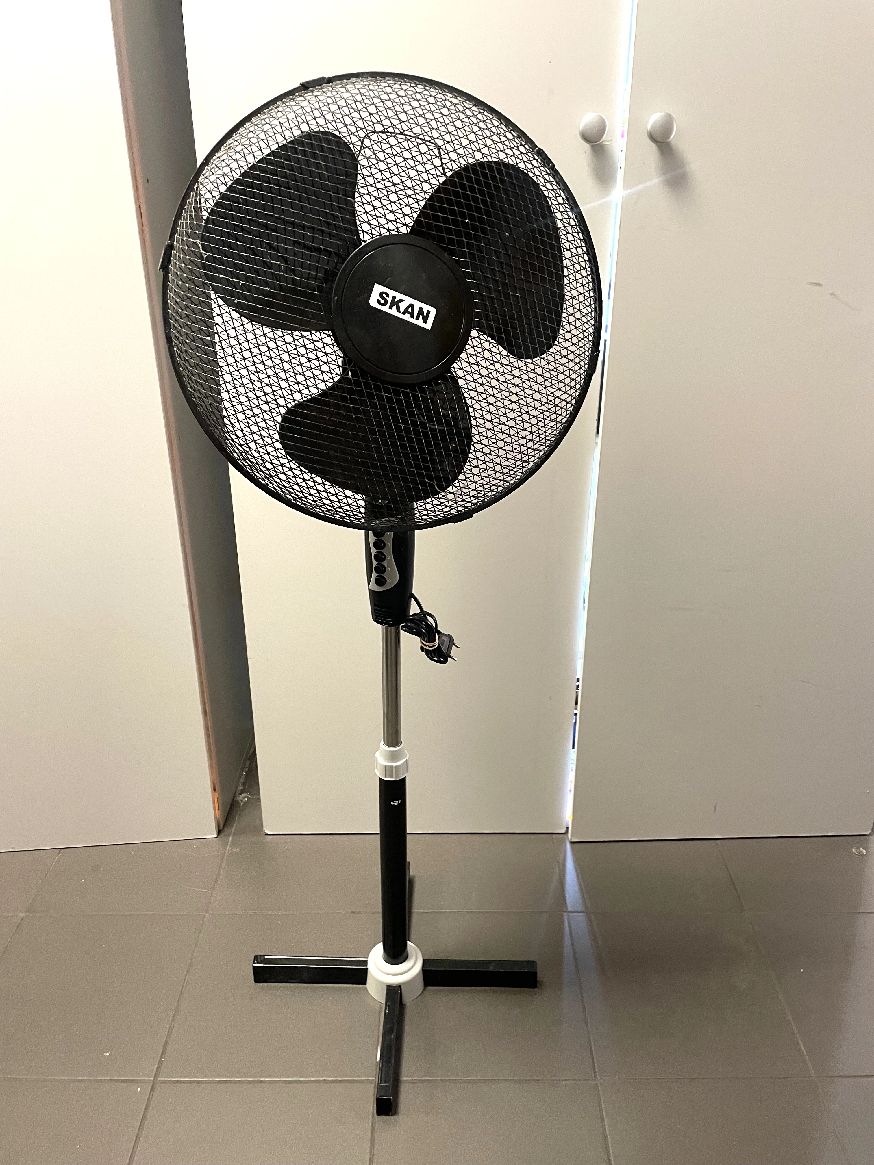 skan-wentylator-stojacy-czarny-osiedle-centrum-d1-krakow