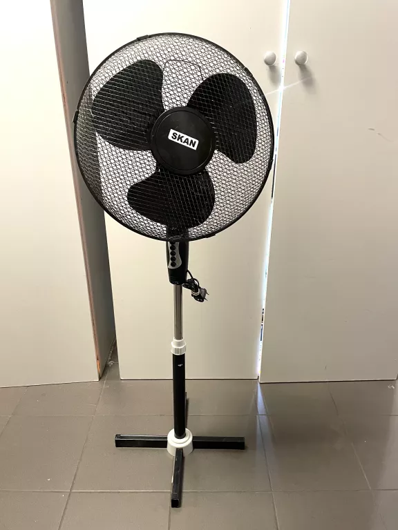 skan-wentylator-stojacy-czarny-osiedle-centrum-d1-krakow