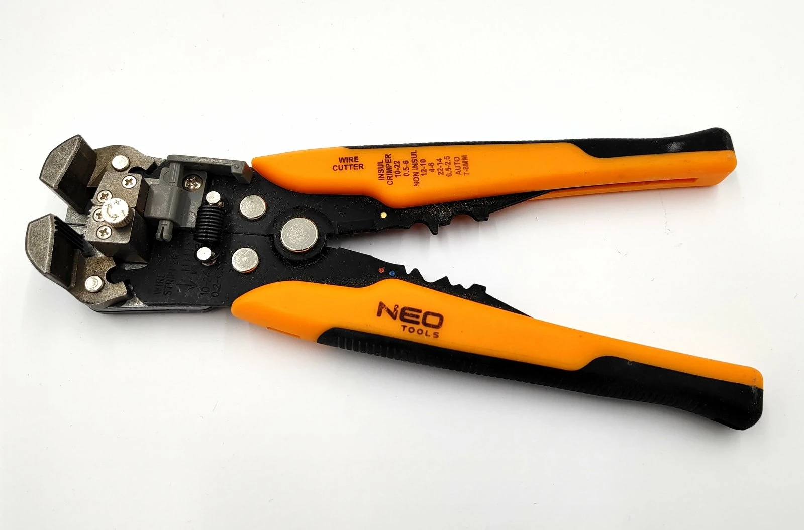 automatyczny-sciagacz-izolacji-neo-tools-01-500-rynek-4-chodziez