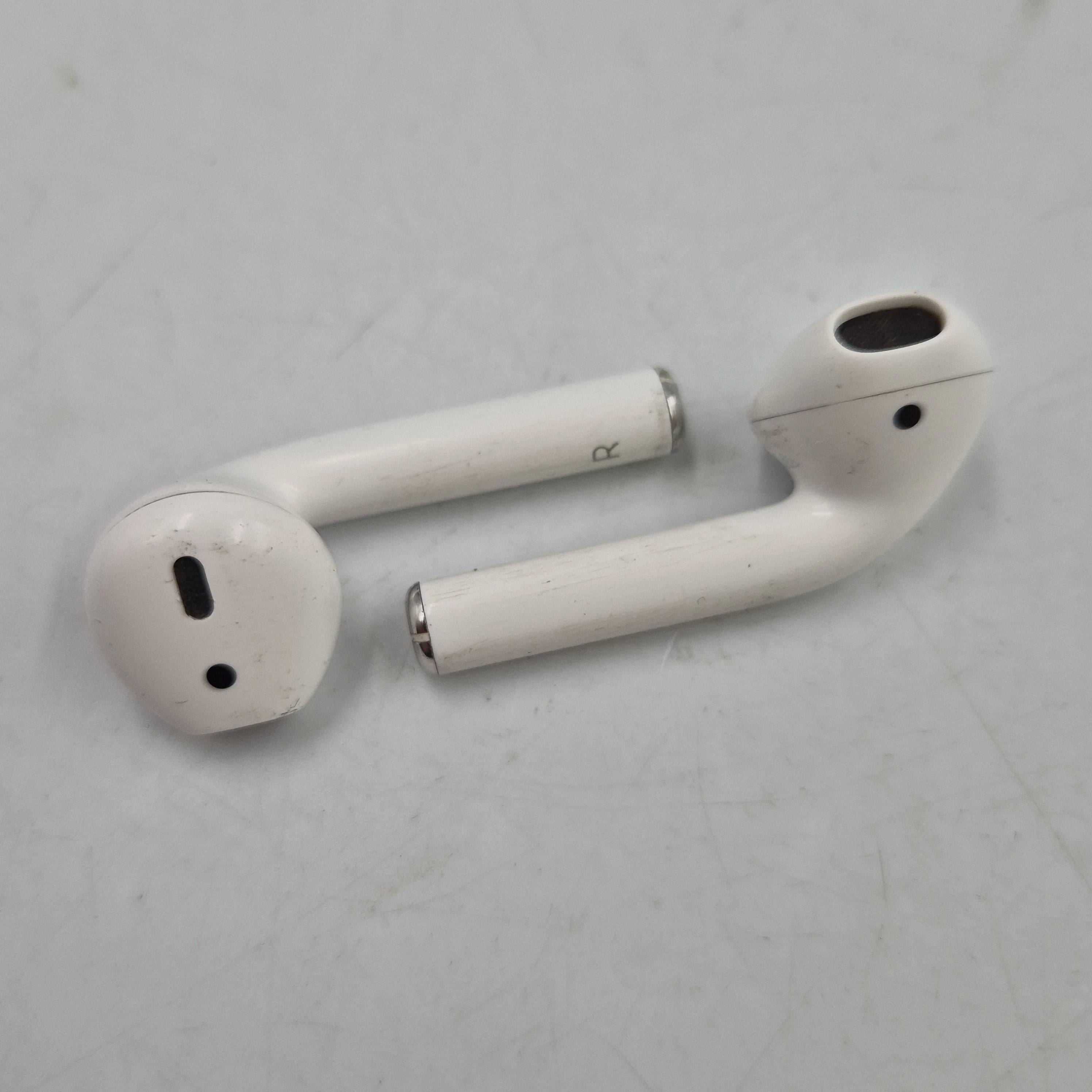 sluchawki-bezprzewodowe-apple-airpods-1-generacji-transmisja-sygnalu-203713-217785