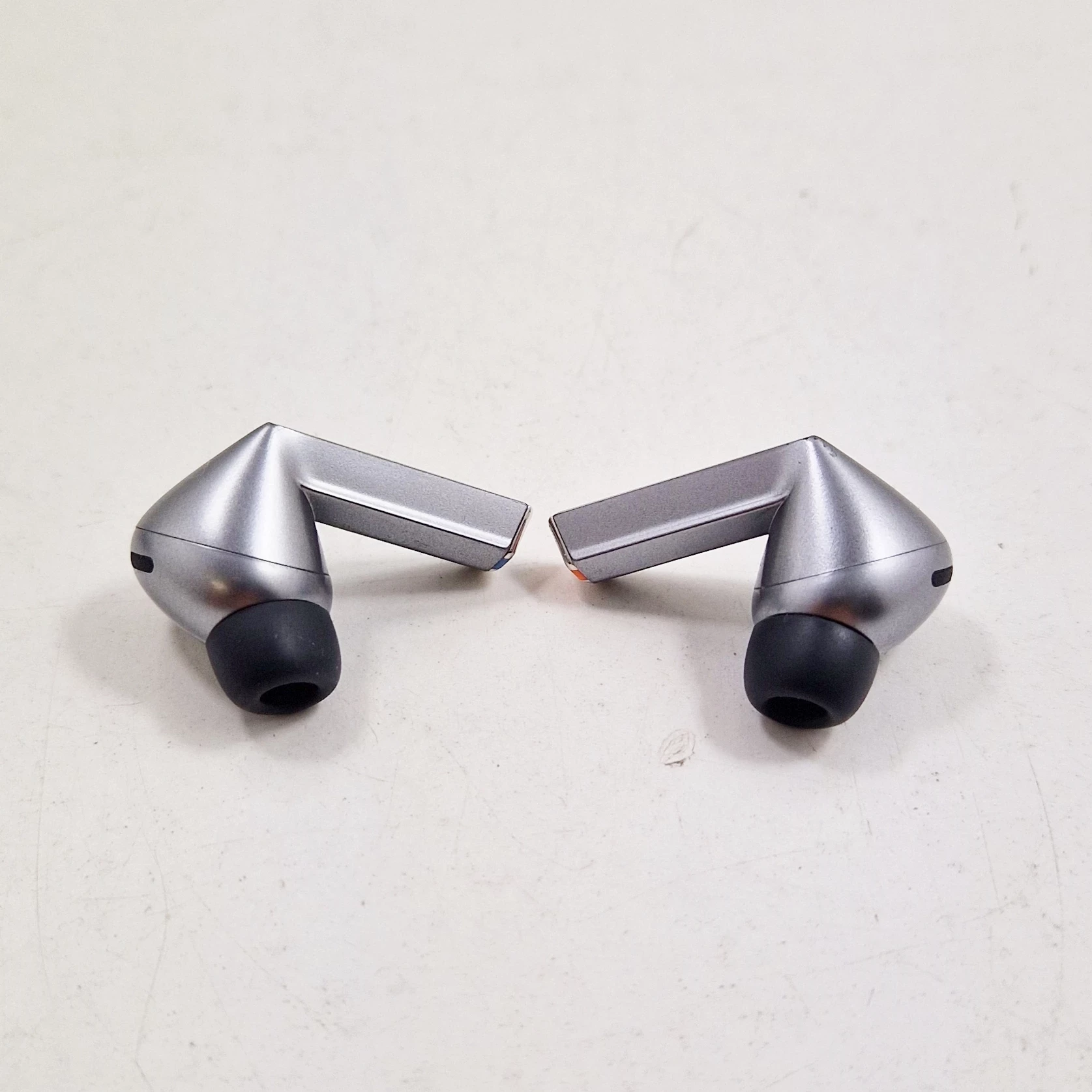 sluchawki-samsung-galaxy-buds3-pro-sm-r630-srebrnyszary-model-250439-1921536