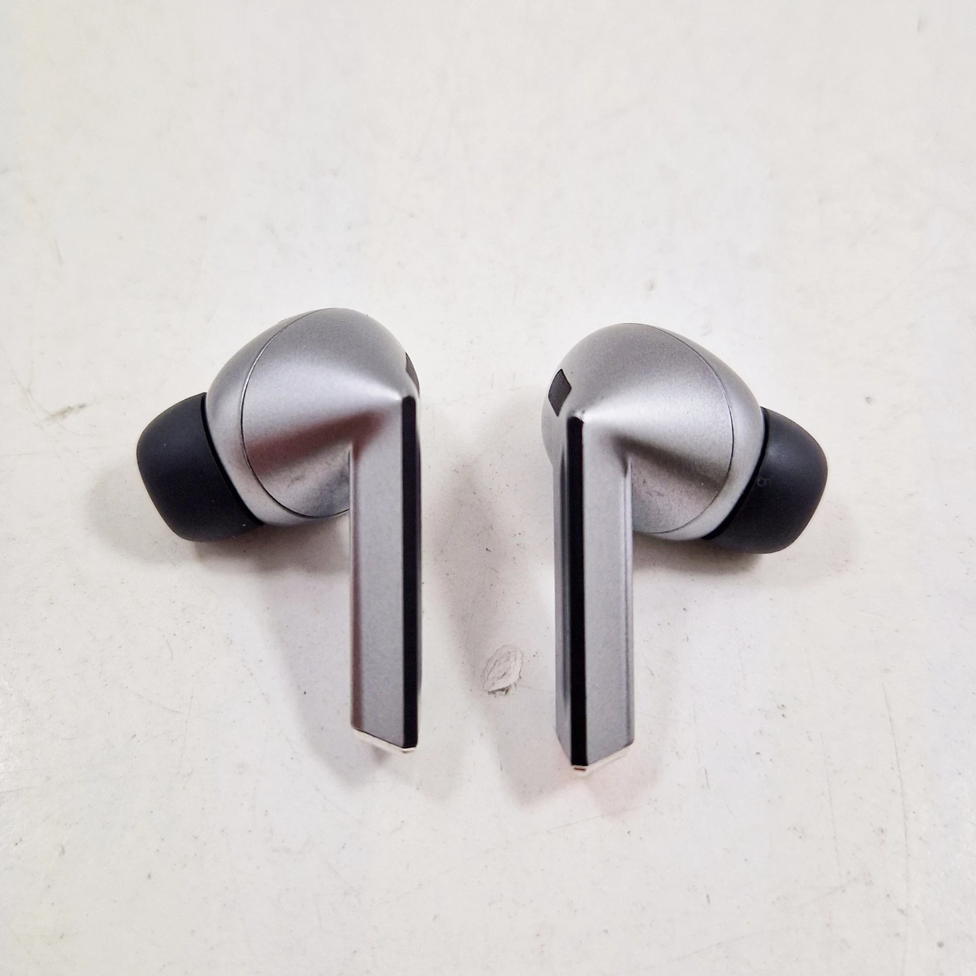 sluchawki-samsung-galaxy-buds3-pro-sm-r630-srebrnyszary-kod-producenta-sm-r630nzaaeue