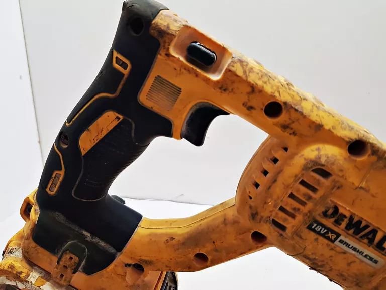 MŁOTOWIERTARKA DEWALT DCH133 + BAT + WALIZKA
