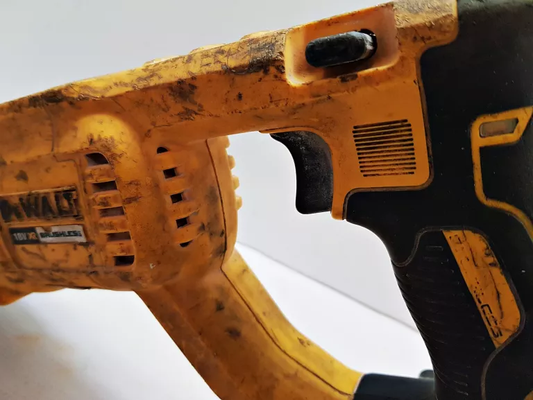 MŁOTOWIERTARKA DEWALT DCH133 + BAT + WALIZKA