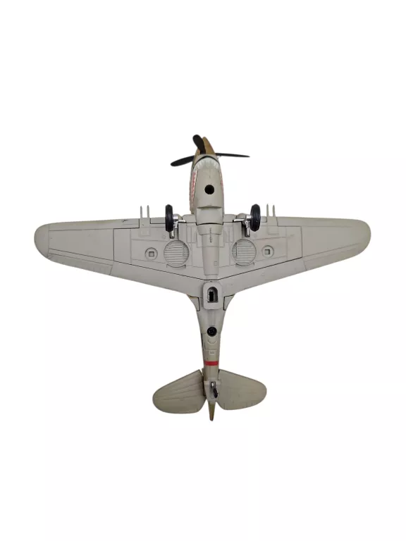 MODEL SAMOLOTU 1942 CURTISS P-40B 1:72
