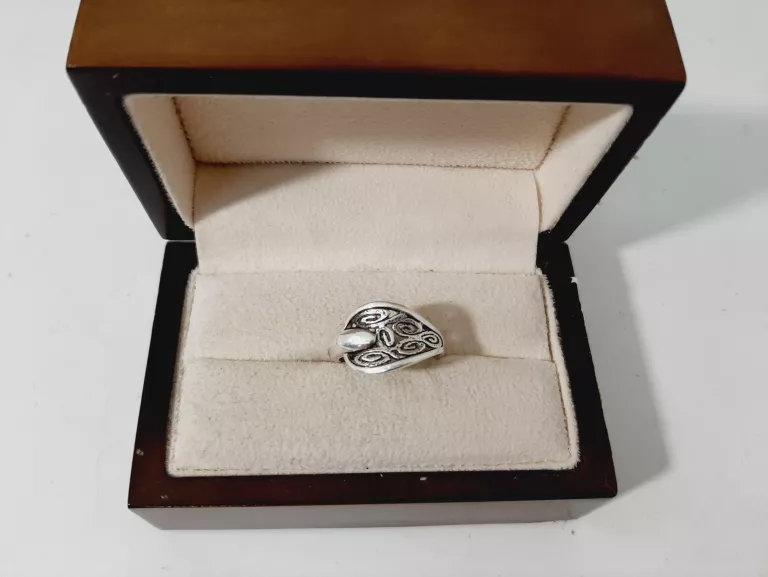 SREBRNY PIERŚCIONEK 925 3.26 G. ROZM. 17