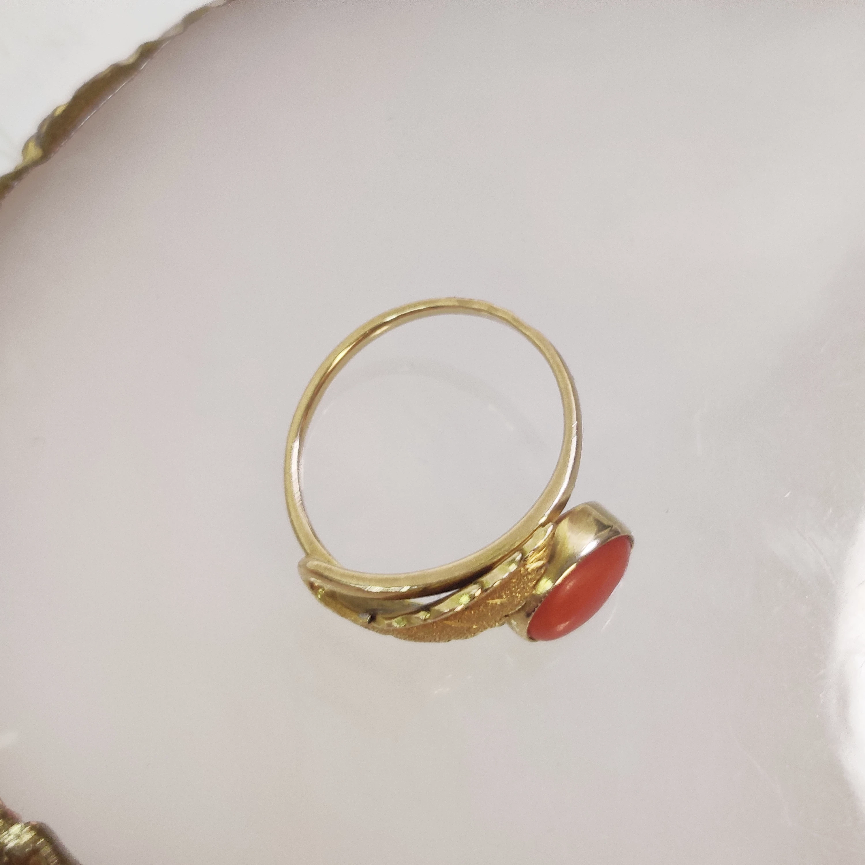 zloty-pierscionek-z-koralem-i-motywem-listka-293g-585-r17-material-15835-2