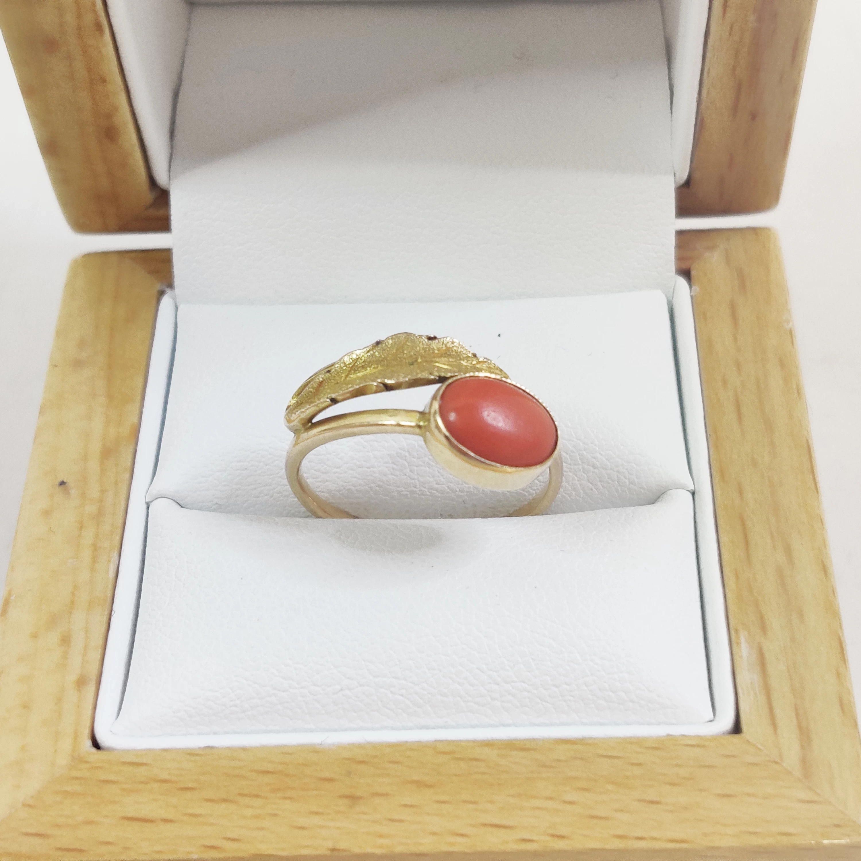zloty-pierscionek-z-koralem-i-motywem-listka-293g-585-r17-plac-daszynskiego-5-czestochowa-sj