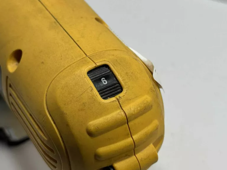 WYRZYNARKA KOMPAKTOWA Z CHWYTEM ZA KORPUS 550W DEWALT DW343