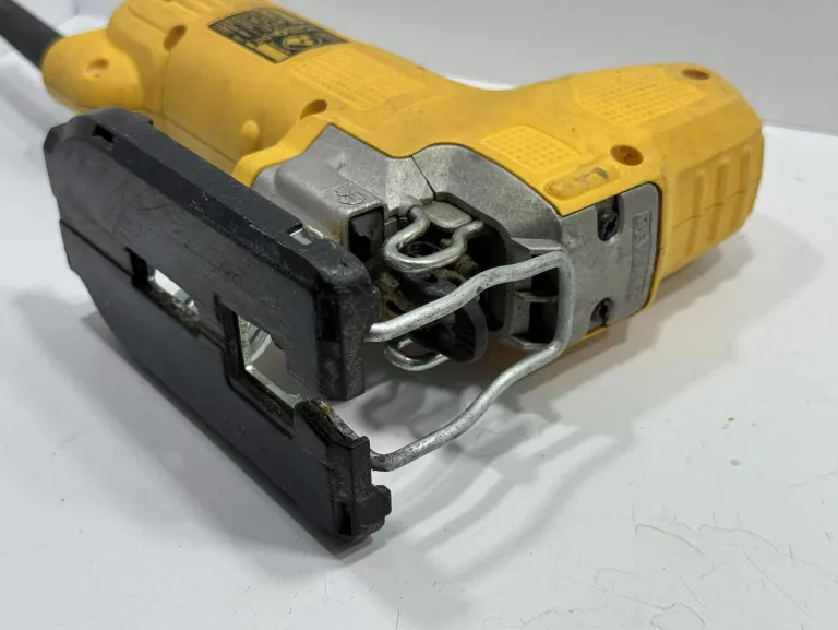 WYRZYNARKA KOMPAKTOWA Z CHWYTEM ZA KORPUS 550W DEWALT DW343