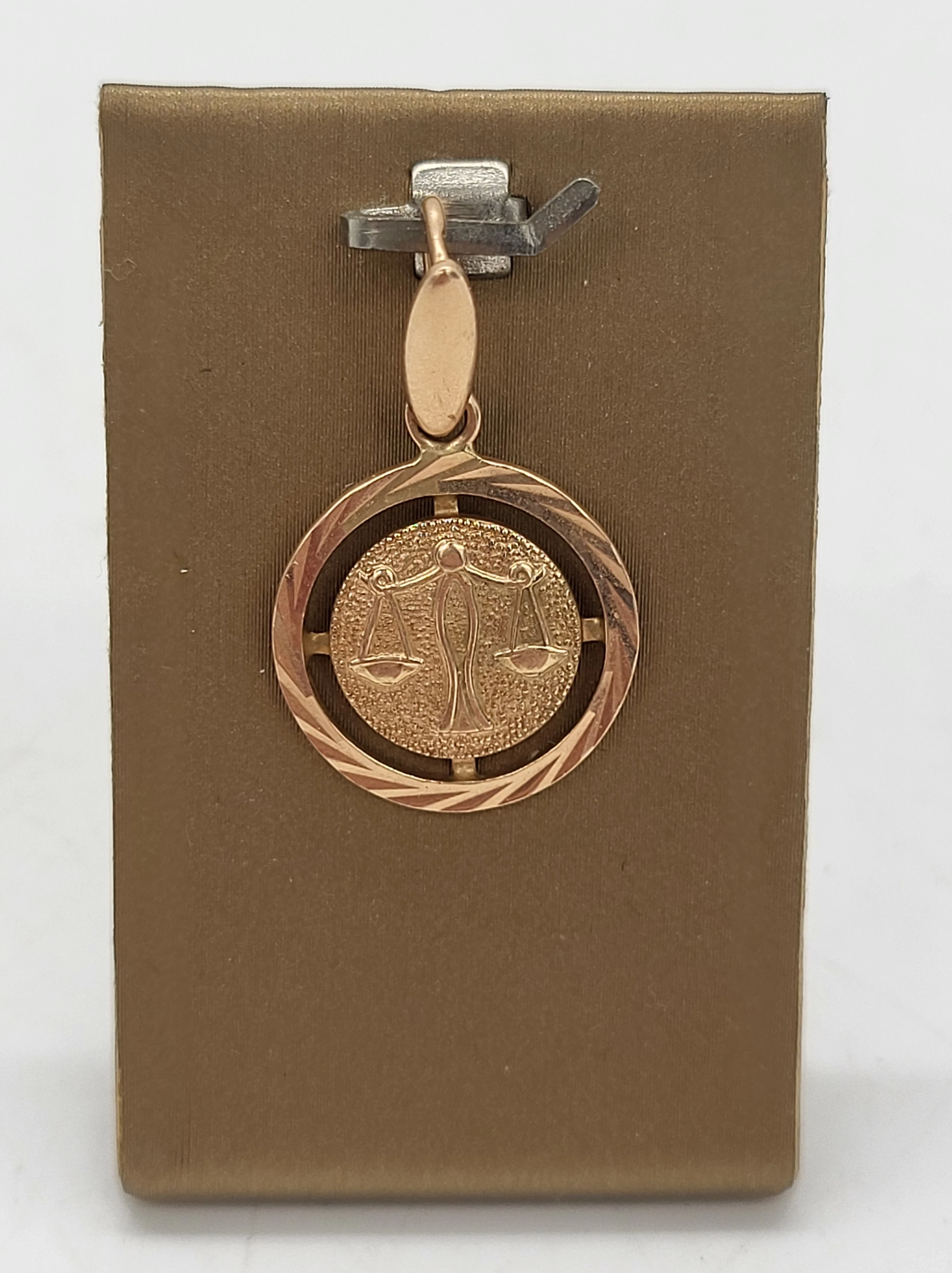 zlota-zawieszka-waga-261g585-aleja-sw-jana-pawla-ii-252-kolobrzeg