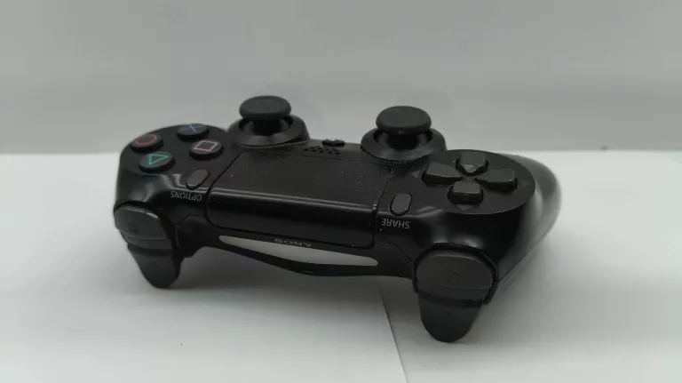 KONSOLA PS4 1TB (CUH-2216B) + PAD