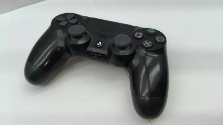 KONSOLA PS4 1TB (CUH-2216B) + PAD
