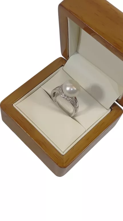 PIERŚCIONEK BIAŁE ZŁOTO Z DIAMENTAMI 7SZT 0,04CT PR585 5,40G R14