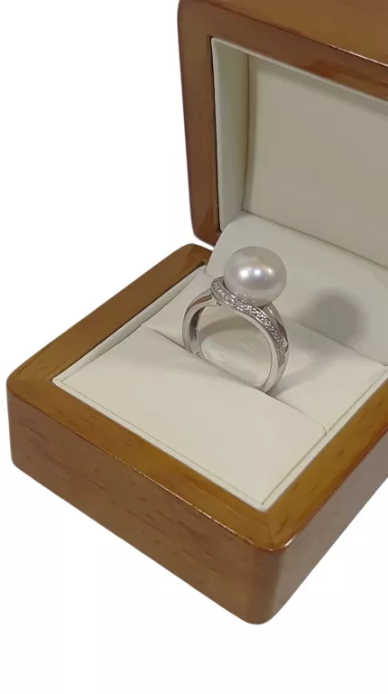 PIERŚCIONEK BIAŁE ZŁOTO Z DIAMENTAMI 7SZT 0,04CT PR585 5,40G R14