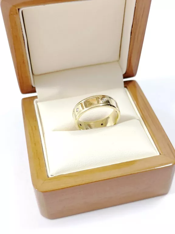 OBRĄCZKA Z 5 BRYLANTAMI 0,08CT 750 5,26G R.14