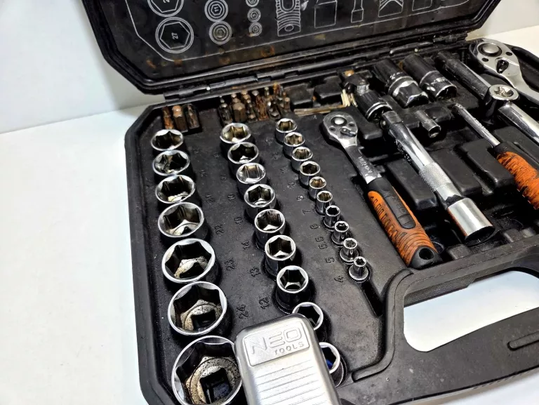 ZESTAW KLUCZY NASADOWYCH NEO TOOLS 73 ELE.
