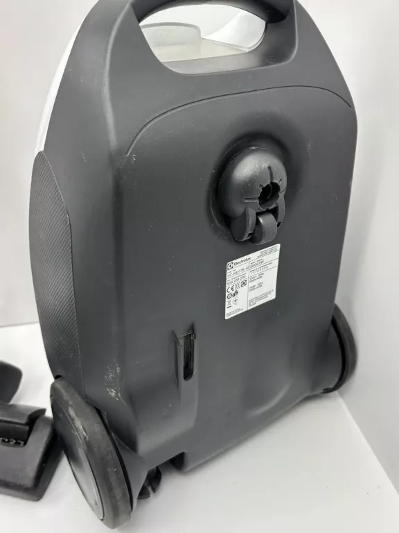 ODKURZACZ ELECTROLUX  EEG41IW VC-H4217E-10 BIAŁY