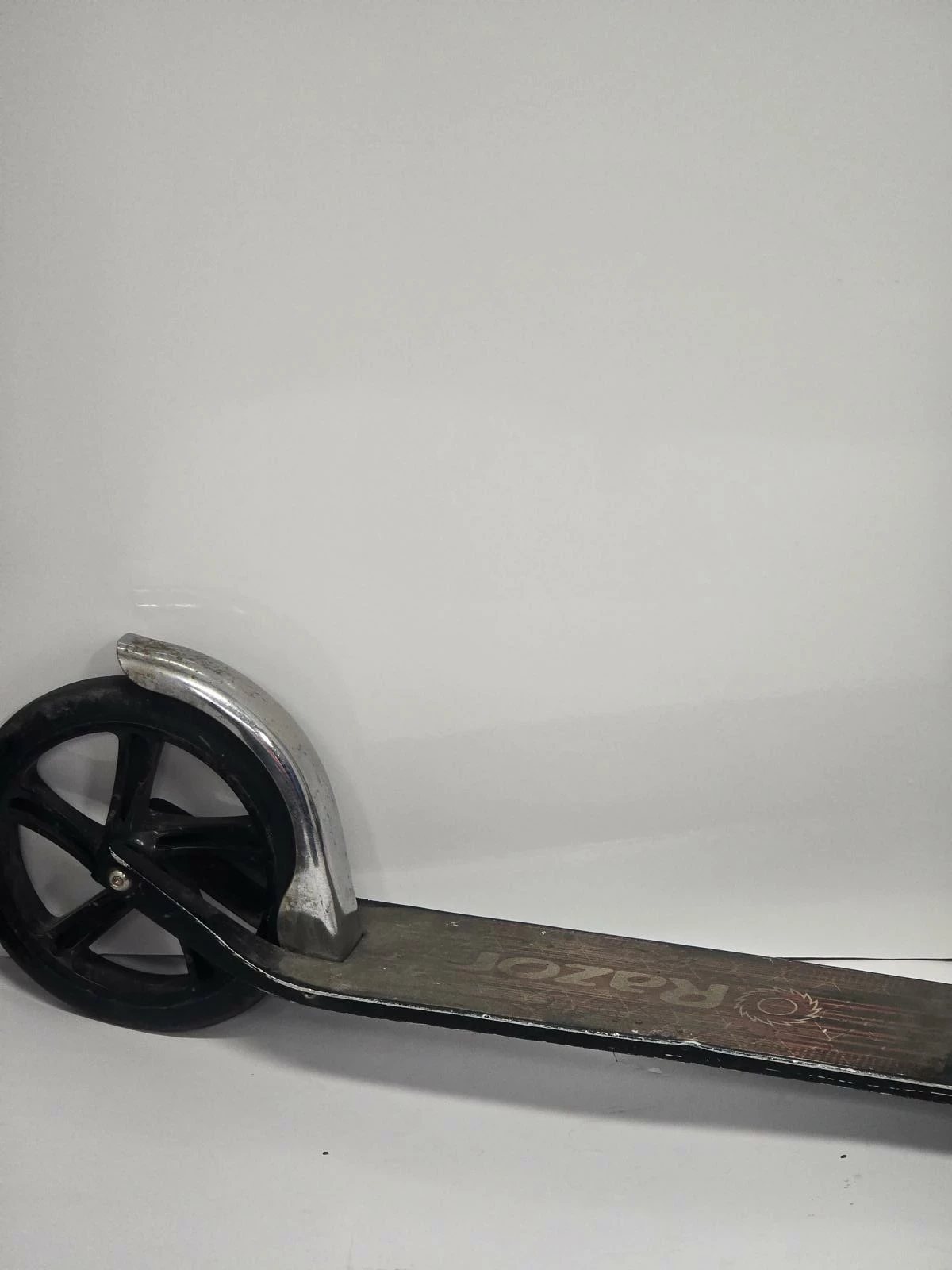 hulajnoga-razor-black-label-a5-czarna-rodzaj-227037-318625