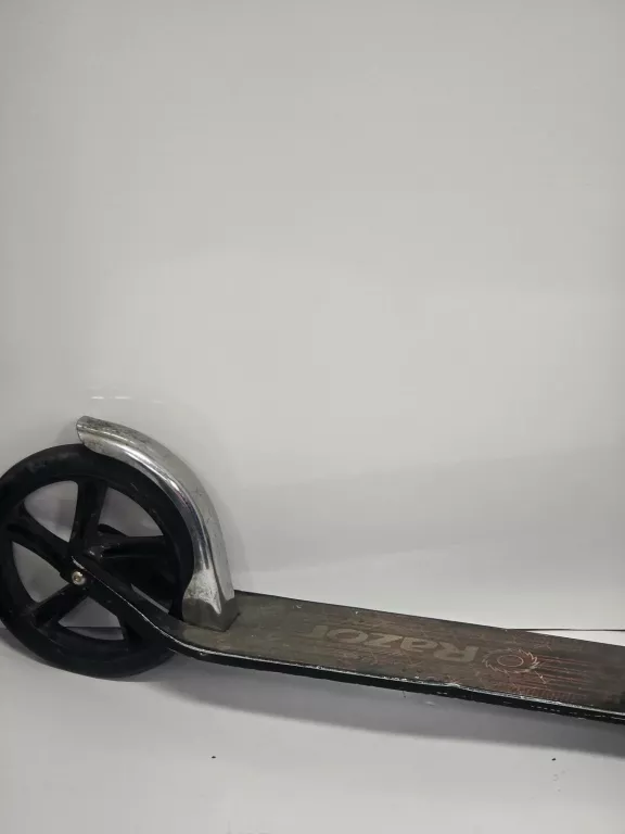 hulajnoga-razor-black-label-a5-czarna-rodzaj-227037-318625