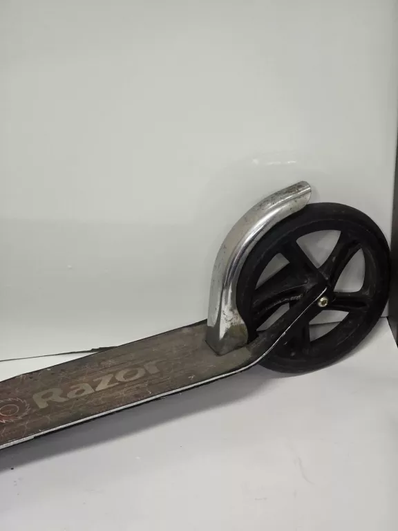 hulajnoga-razor-black-label-a5-czarna-marka-248811-1953721