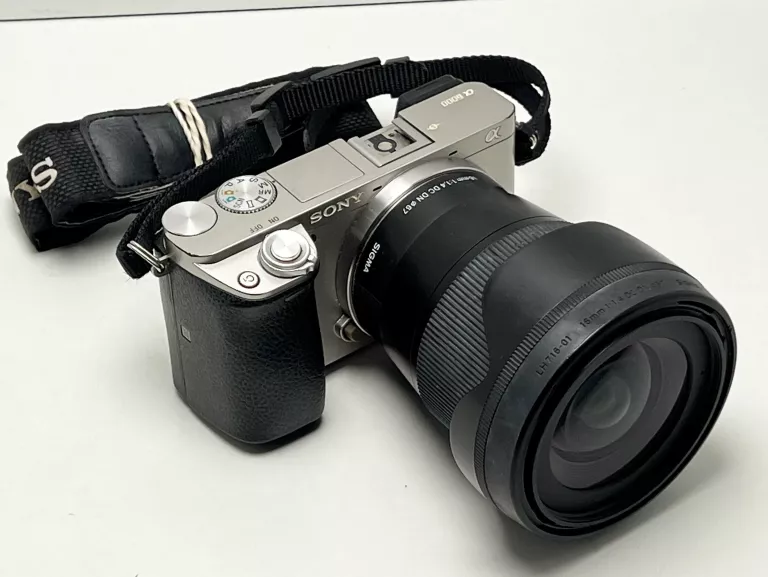 APARAT SONY A6000 + OBIEKTYW SIGMA 16MM F/1.4 DC DN