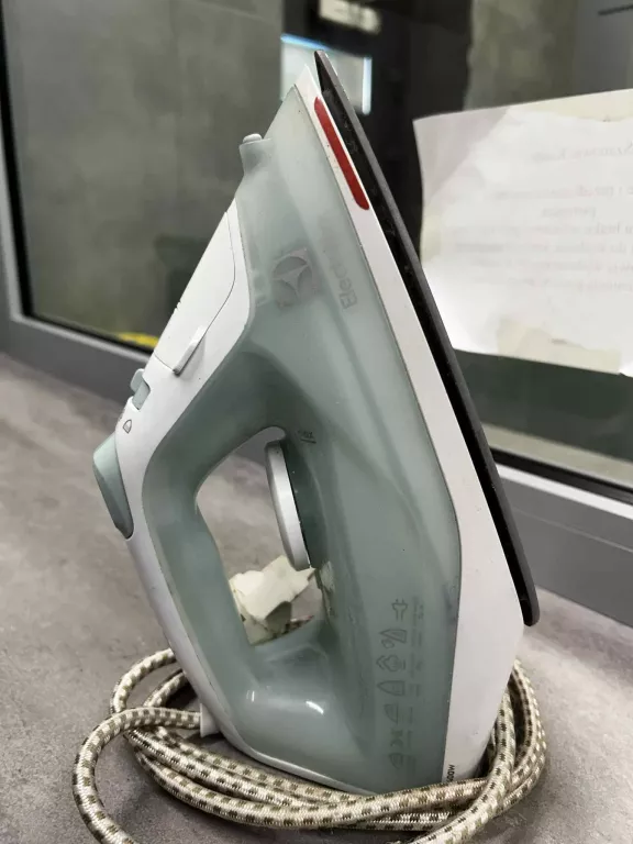 ŻELAZKO ELECTROLUX EDB1740LG