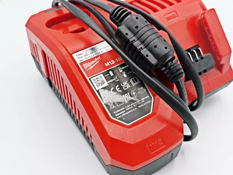 MILWAUKEE M12-18C ŁADOWARKA