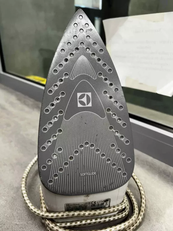 ŻELAZKO ELECTROLUX EDB1740LG